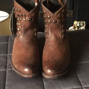 Frye distressed Wyatt Disc Cognac Brown Leather Studded Cowgirl B…